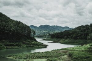 green-grass-field-and-mountain-1034887.jpg